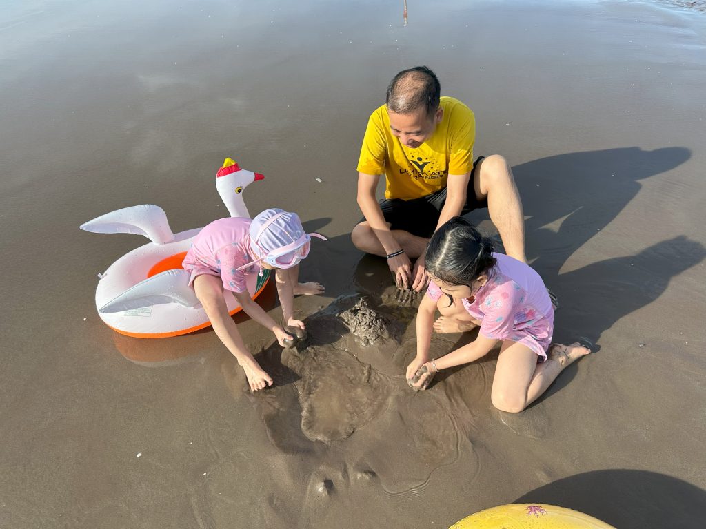 Bác sĩ Lê Xuân Dương và hai con gái – trải nghiệm làm cha định hình cách tôi làm nghề