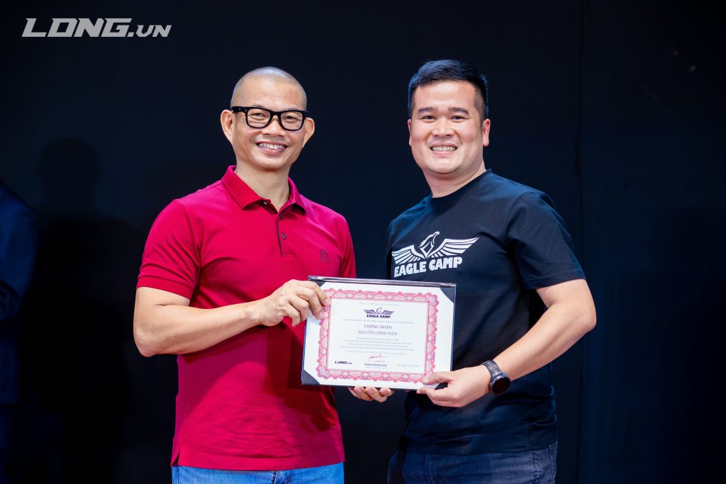 Nguyễn Đình Kiên tham gia Eagle Camp cùng thầy Phạm Thành Long, doanh nhân Việt tại Lào