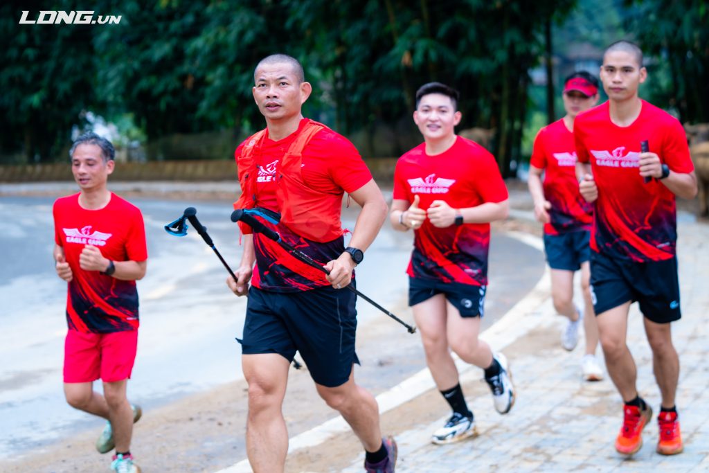 Phạm Thành Long chạy bộ cùng cộng đồng Eagle Camp rèn kỷ luật mỗi ngày