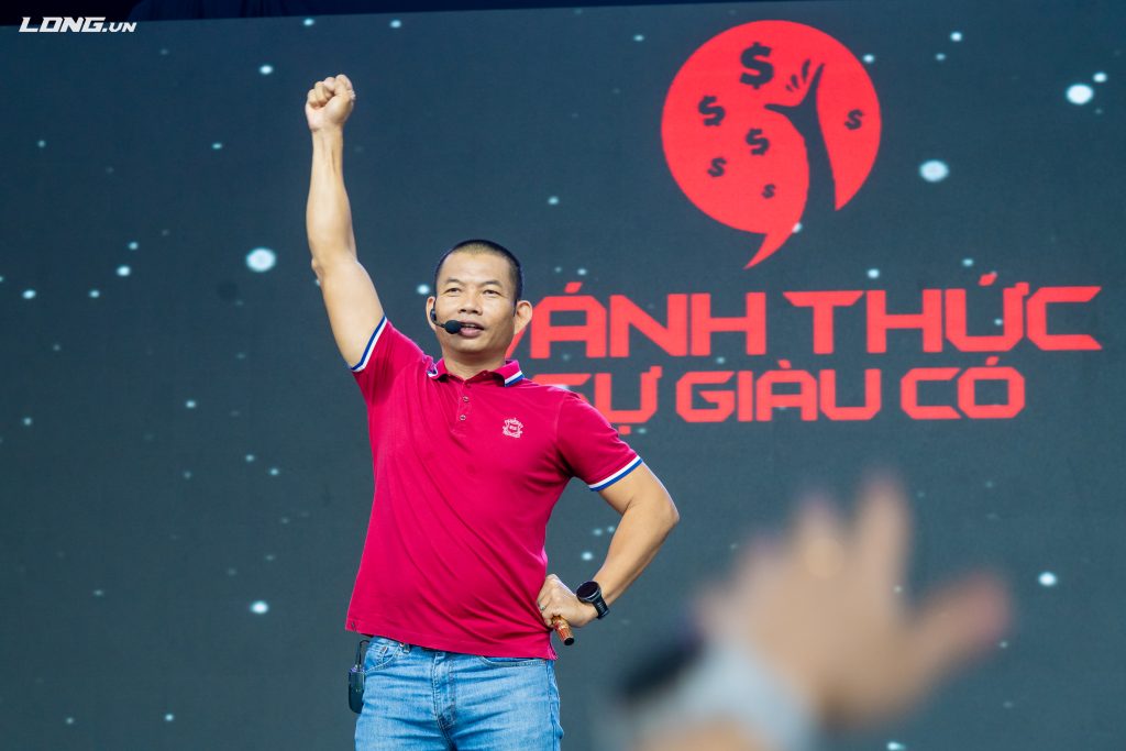 Phạm Thành Long chia sẻ tư duy kỷ luật tại chương trình Đánh Thức Sự Giàu Có