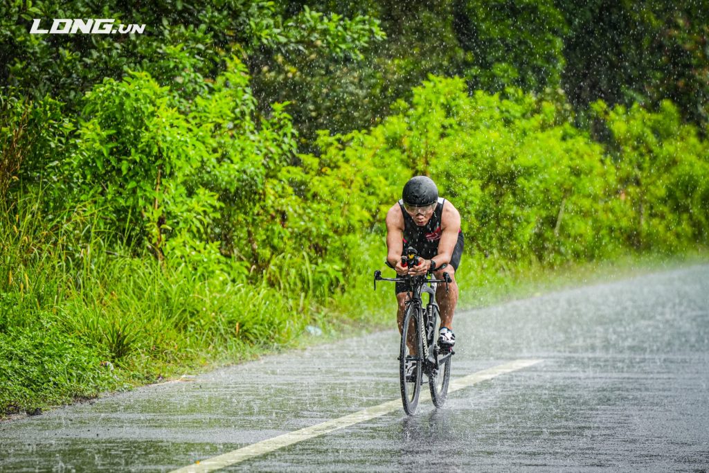 Phạm Thành Long đạp xe rèn kỷ luật trong điều kiện mưa lớn khi huấn luyện Eagle Camp